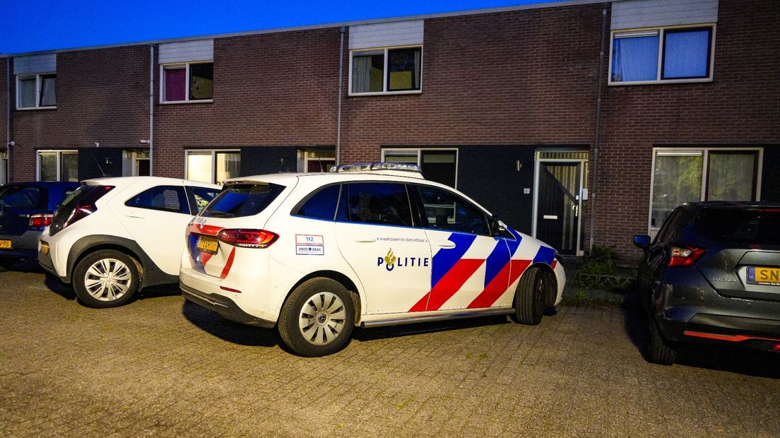 Een politiewagen aan de Rolderbrink in Emmen