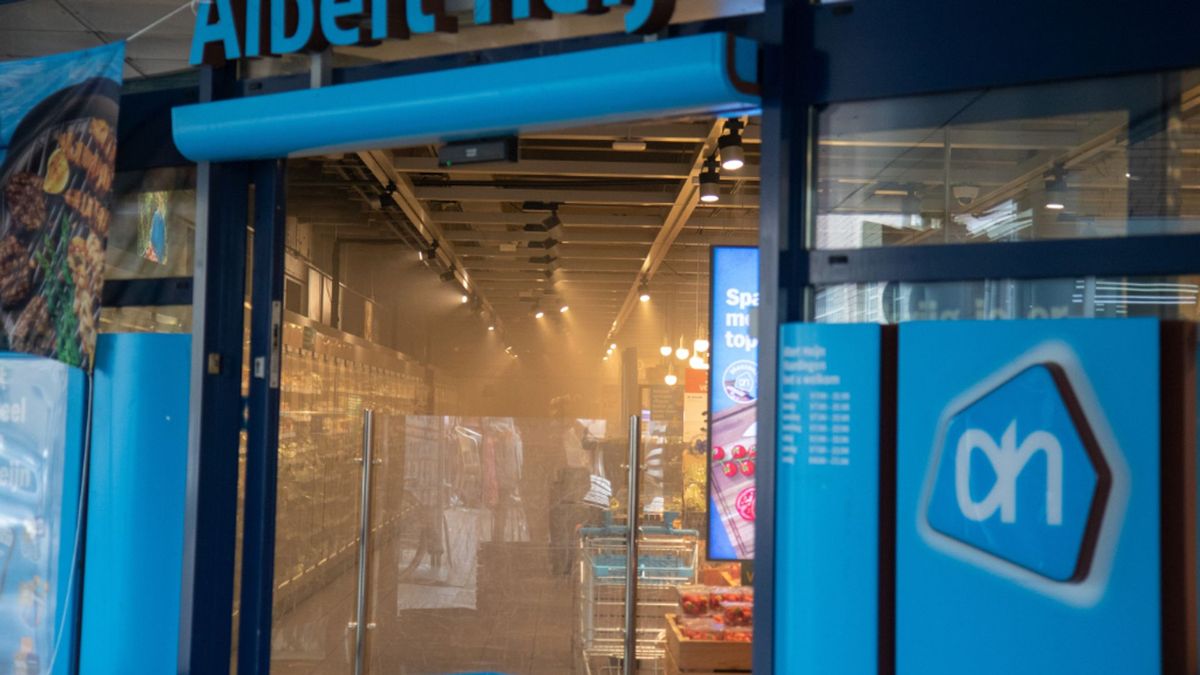 Albert Heijn Krimpen aan den IJssel ontruimd door brandlucht Man