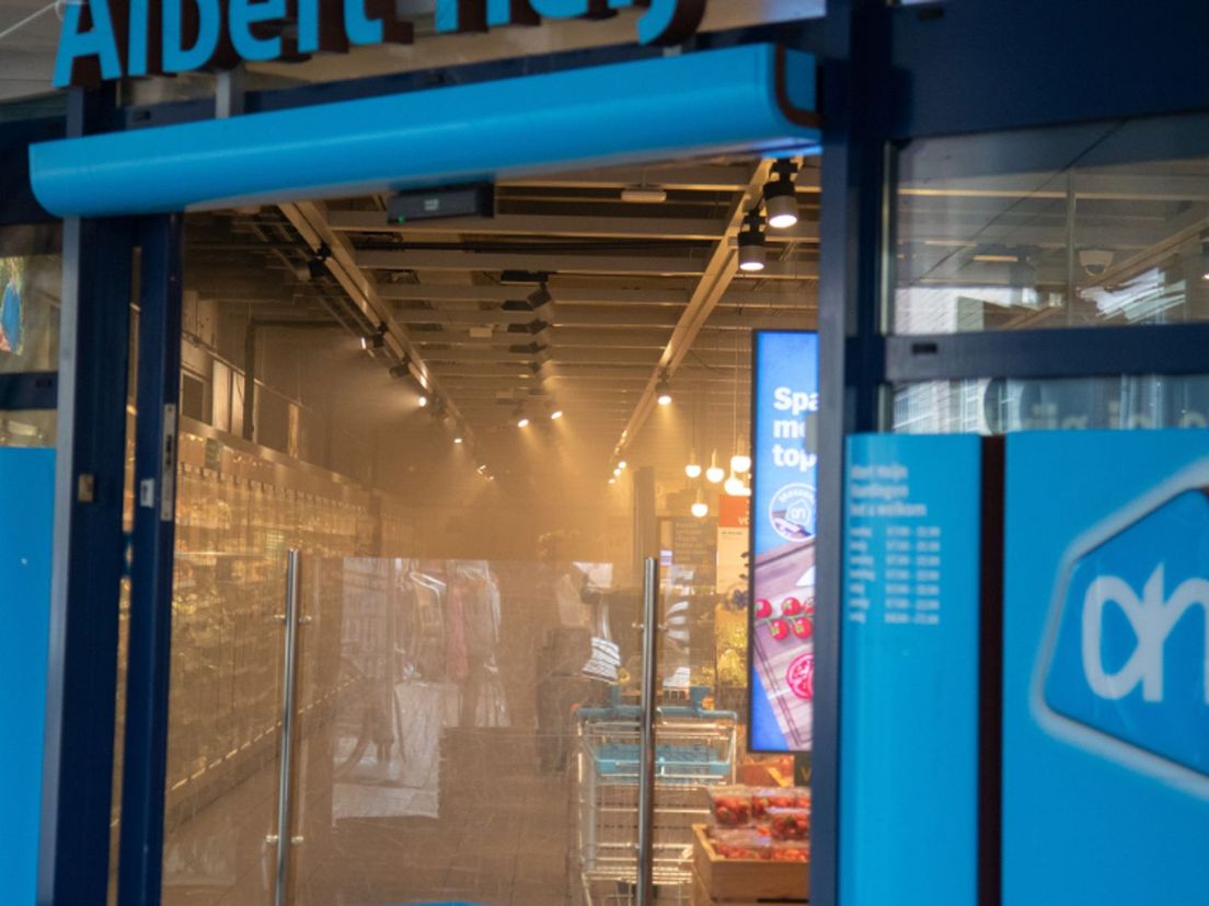 Rookontwikkeling in de Albert Heijn in Vlaardingen, een andere supermarkt werd gesloten in Vlaardingen