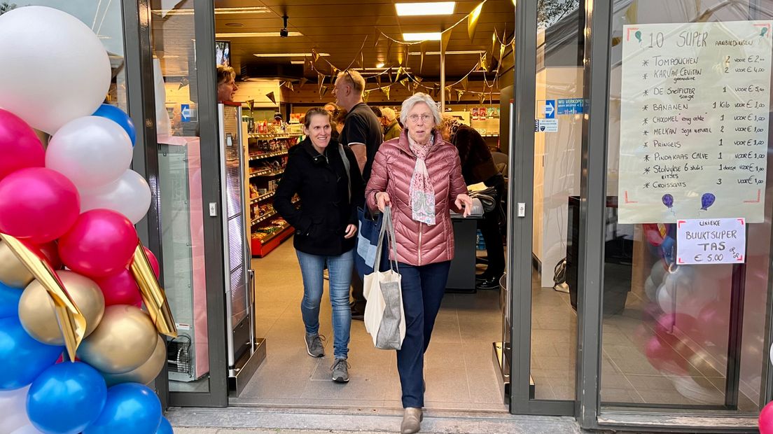 Eerste bezoekers verlaten buurtsuper 't Zonnetje in Ammerstol