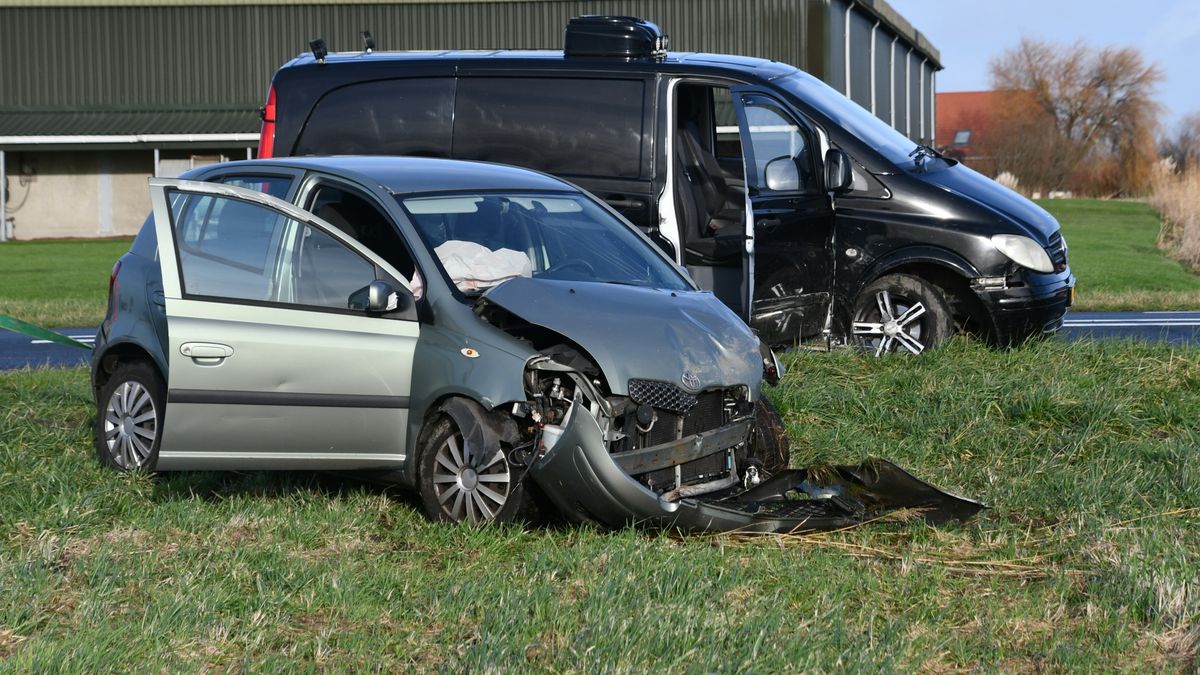 Twee auto's op elkaar gebotst op N59 bij Kerkwerve