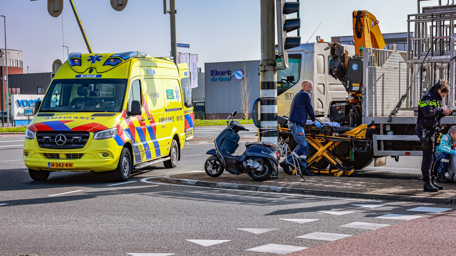 112-nieuws: Scooterrijdster Gewond Na Botsing Met Vrachtwagen | Minste ...