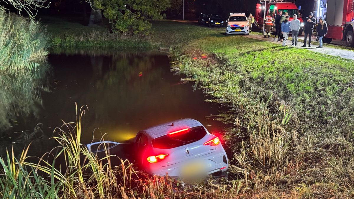 Hulpdiensten treffen verlaten auto in het water aan