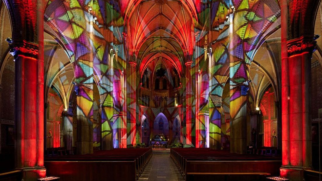 De Grote Kerk wordt verlicht door het kunstwerk 'A Royal Treat'