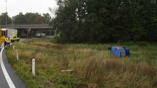 Foto: Auto vliegt uit de bocht en komt op zijkant terecht
