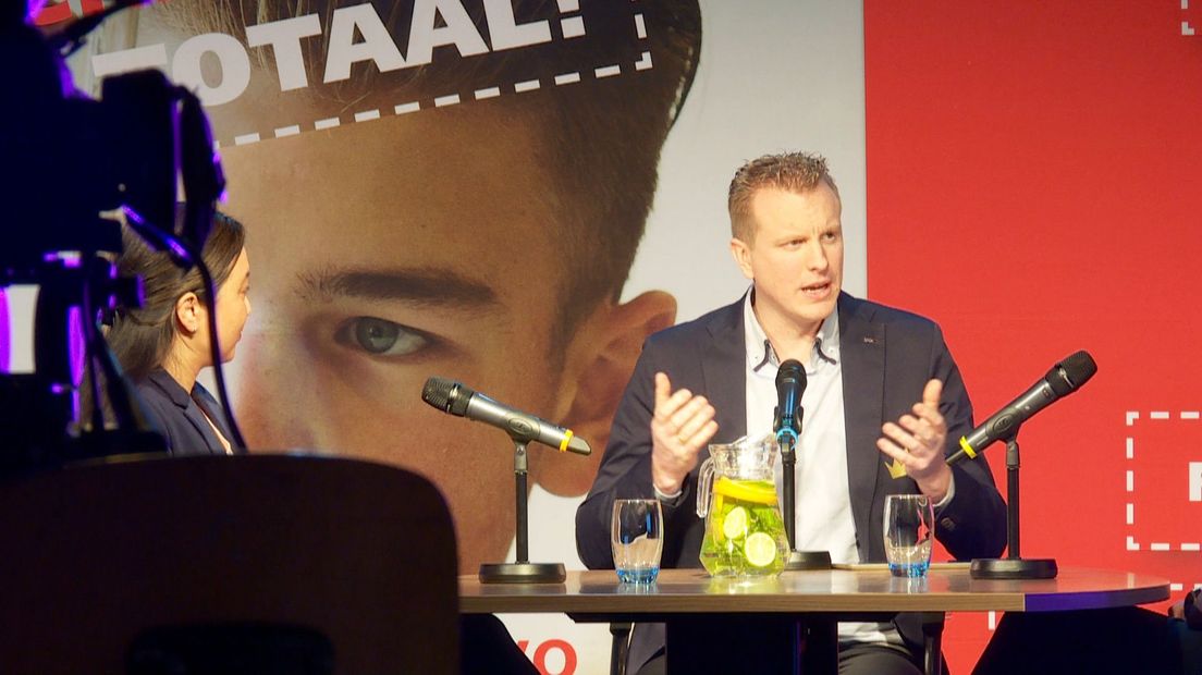 Teamleider Rik Zwart als presentator van de talkshow