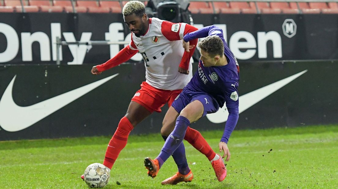 Gyrano Kerk in duel met Gabriel Gudmundsson van FC Groningen