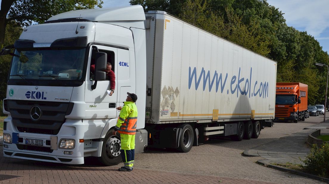 Verkeersregelaars ingezet na afsluiten Vaartweg