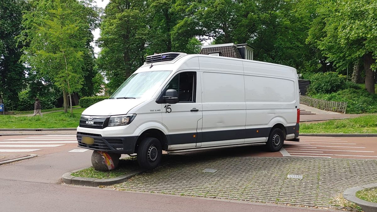 Bestelbus rijdt zich vast op grote stenen bal in Leeuwarden