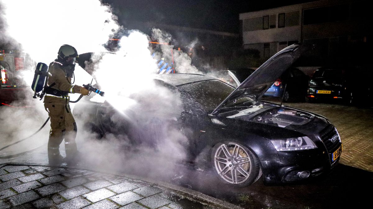 Auto brandt uit in Emmen, mogelijk na afsteken vuurwerk