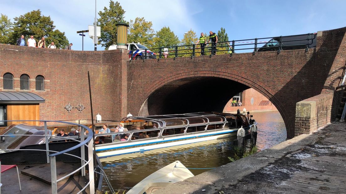 De rondvaartboot wacht voor de brug