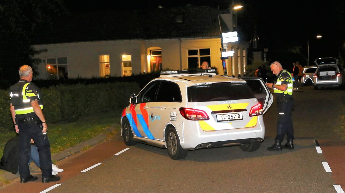 Politie ter plaatse in Annerveenschekanaal (Rechten: Van Oost Media)