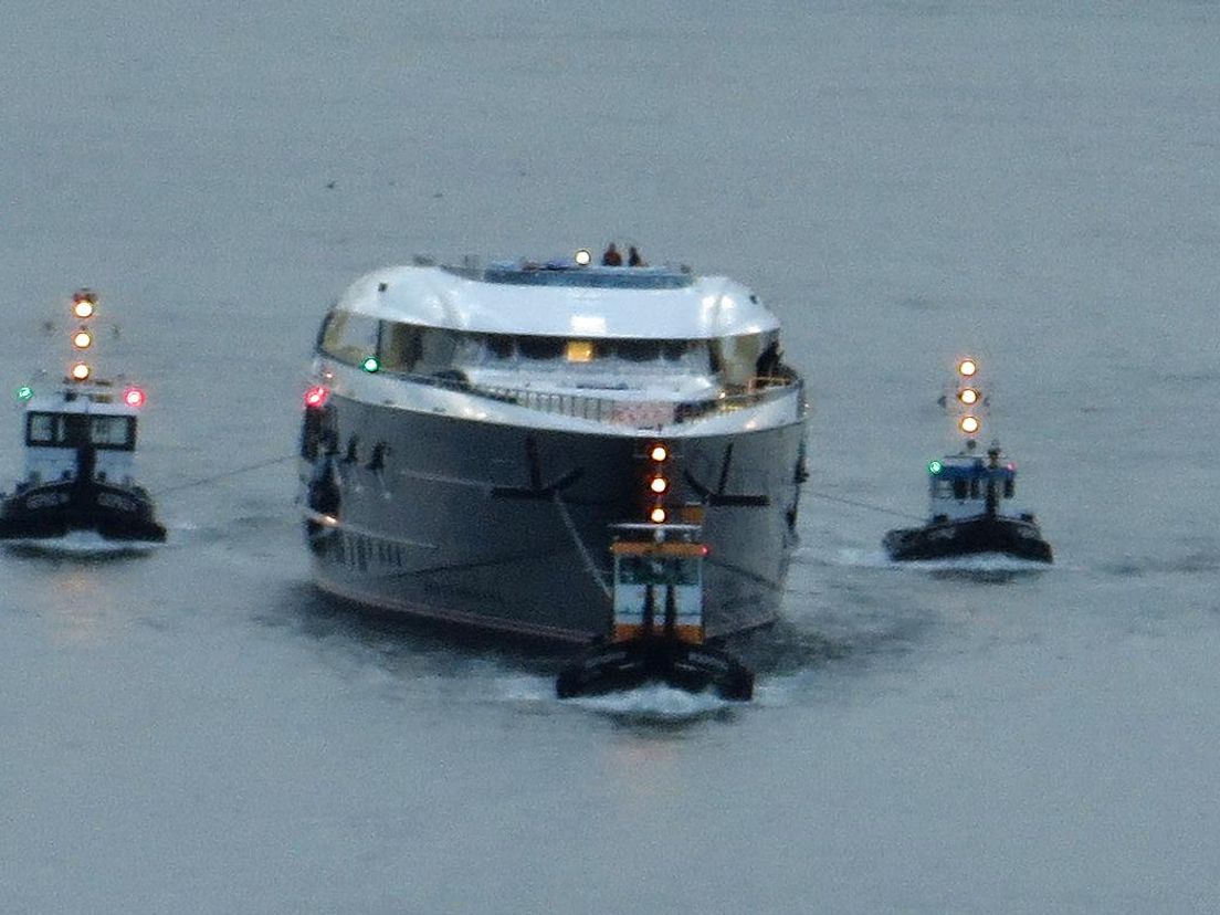 Het schip toen het in september door Rotterdam voer, nog zonder masten