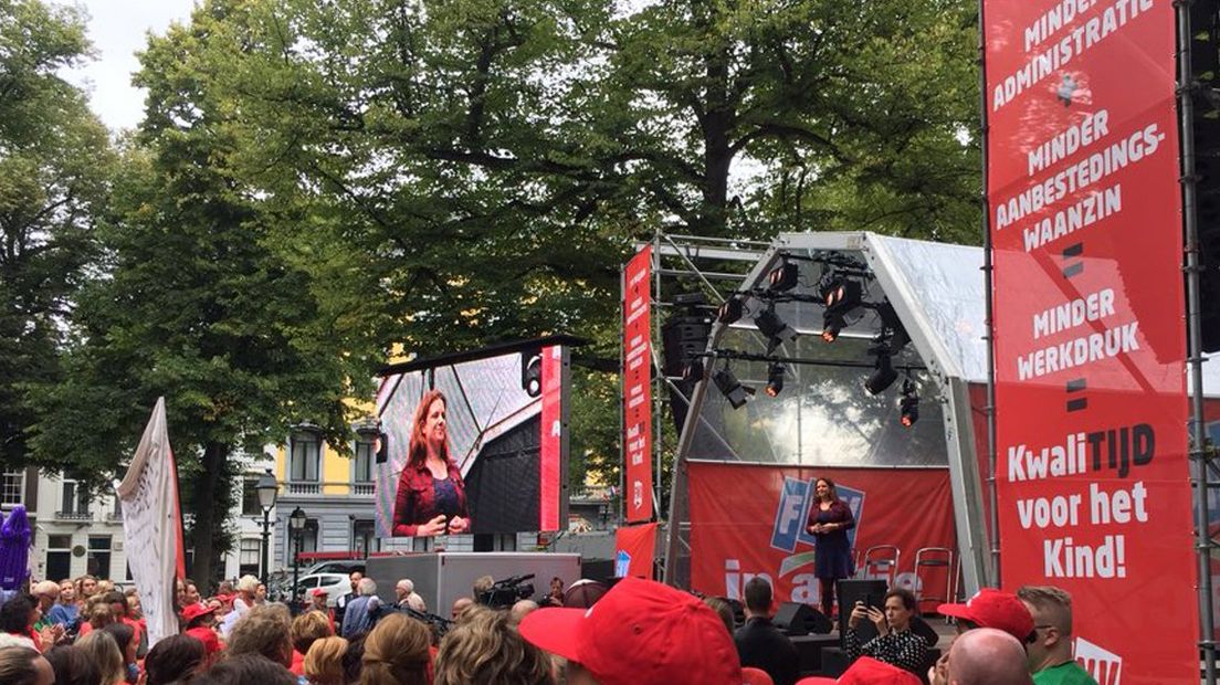 Jeugdzorgmedewerkers demonstreren in Den Haag