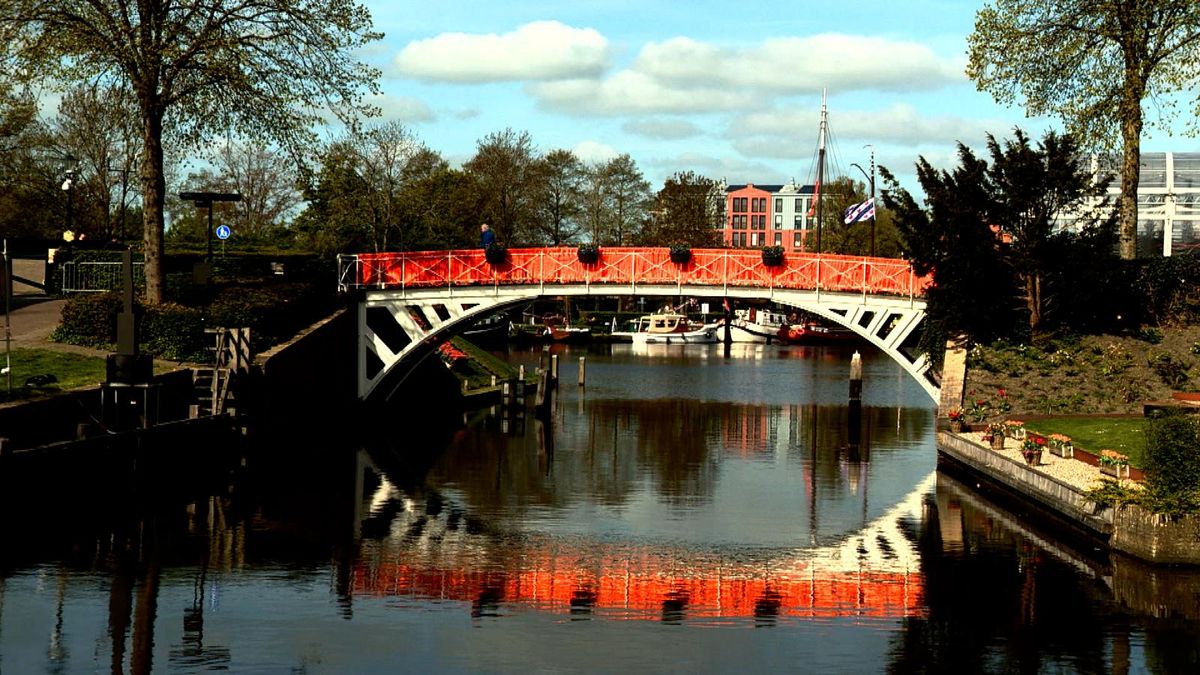 Duizenden lintjes met wensen aan Wittebrug | Jan Thomas ontvlucht Dokkum vanwege Koningsdag