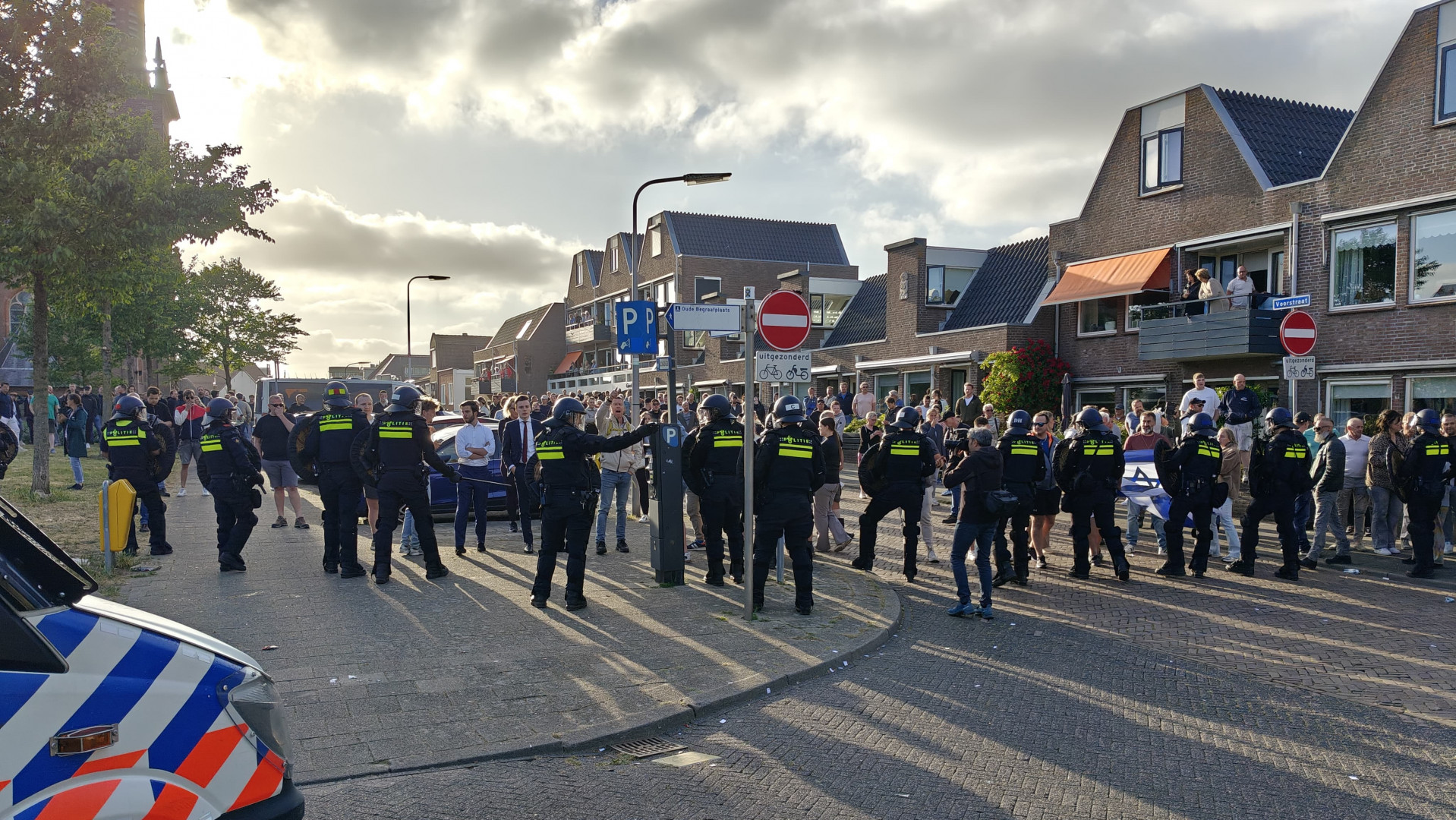 De politie brengt de rust terug in Katwijk