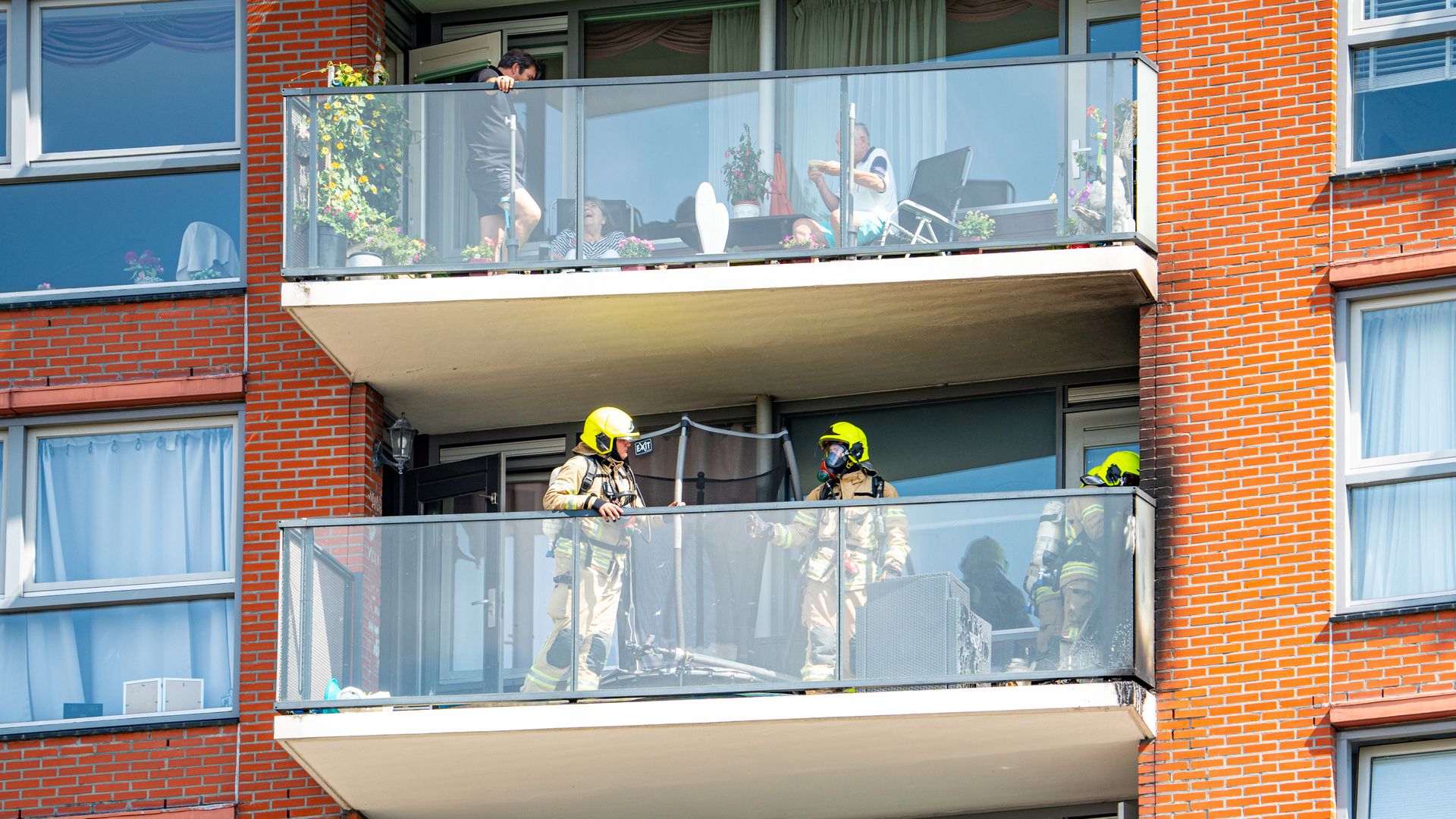 112-nieuws: Brandweer Rijdt Massaal Af Op Balkonbrand | Politie Vindt ...