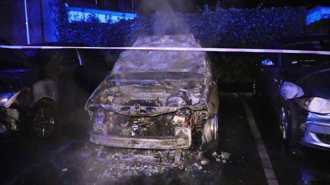 Drie auto's beschadigd bij brand Enschede
