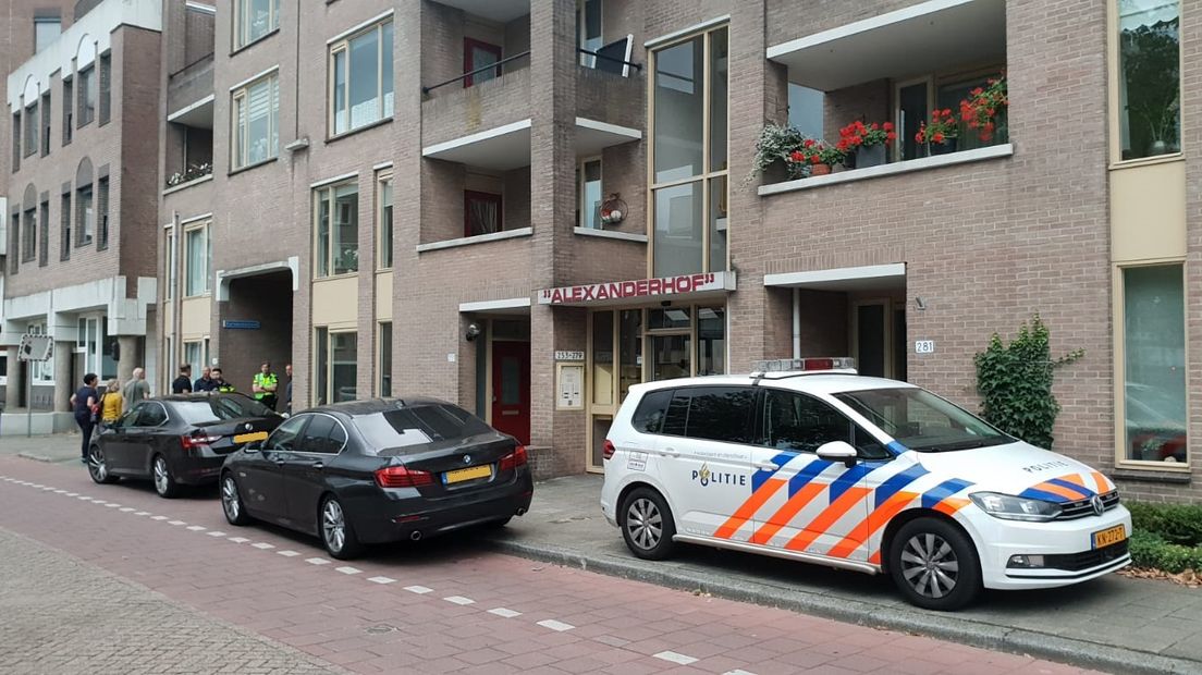 Een persoon wilde dinsdagavond uit het raam van een woning op de derde verdieping springen. De woning bevindt zich in een appartementencomplex in Apeldoorn.
