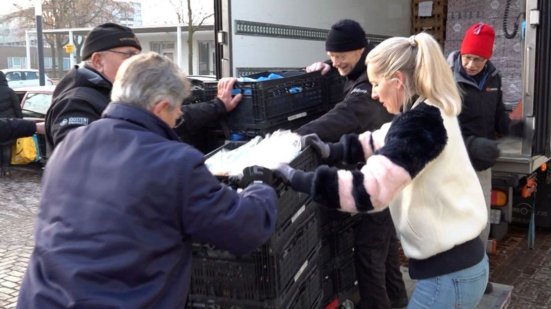 Linda helpt met het uitladen van voedselpakketten bij het uitgiftepunt in Westervoort