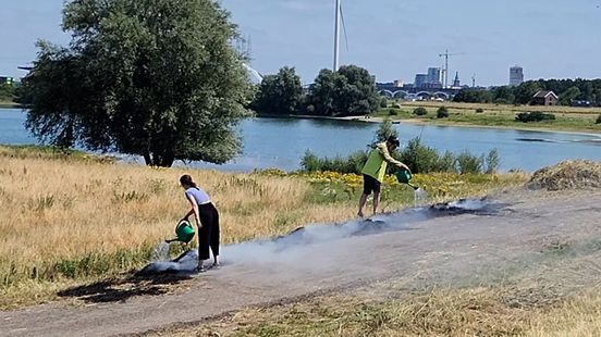 Buurtbewoners blussen brand met gieters