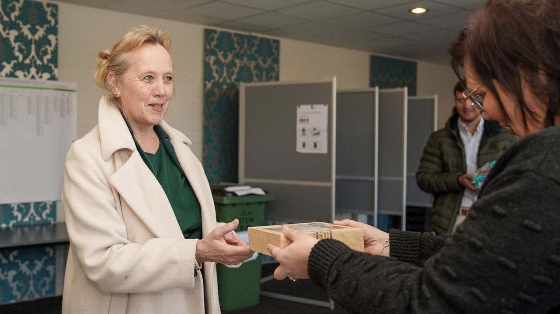 Burgemeester Inge Nieuwenhuizen van De Wolden met paaseitjes langs de stembureaus in de gemeente