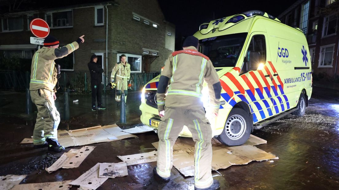 Met karton, zand en héél veel geduld lukte het de brandweer om de ambulance weer op pad te krijgen