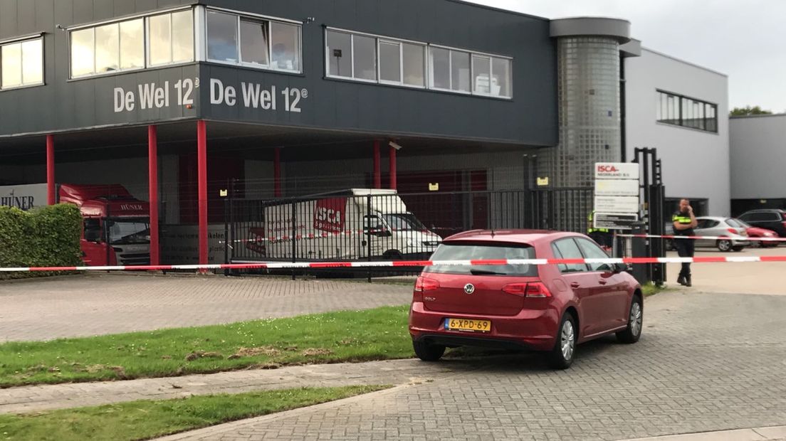 In de laadruimte van een vrachtwagen in Hoevelaken is woensdagmiddag een lichaam gevonden.