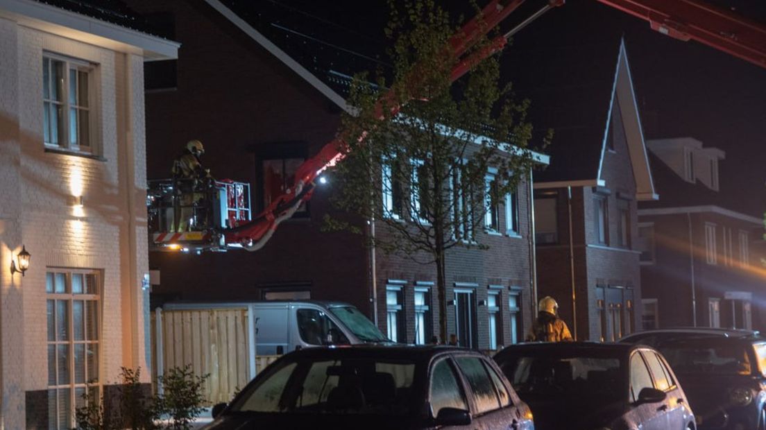 Brandweer lucht woning waar bewoner probeerde brand te stichten