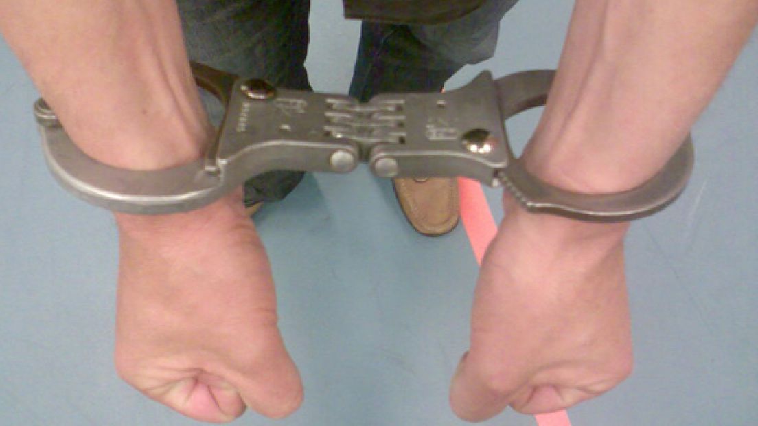 Man helpt agenten bij arrestatie in Culemborg