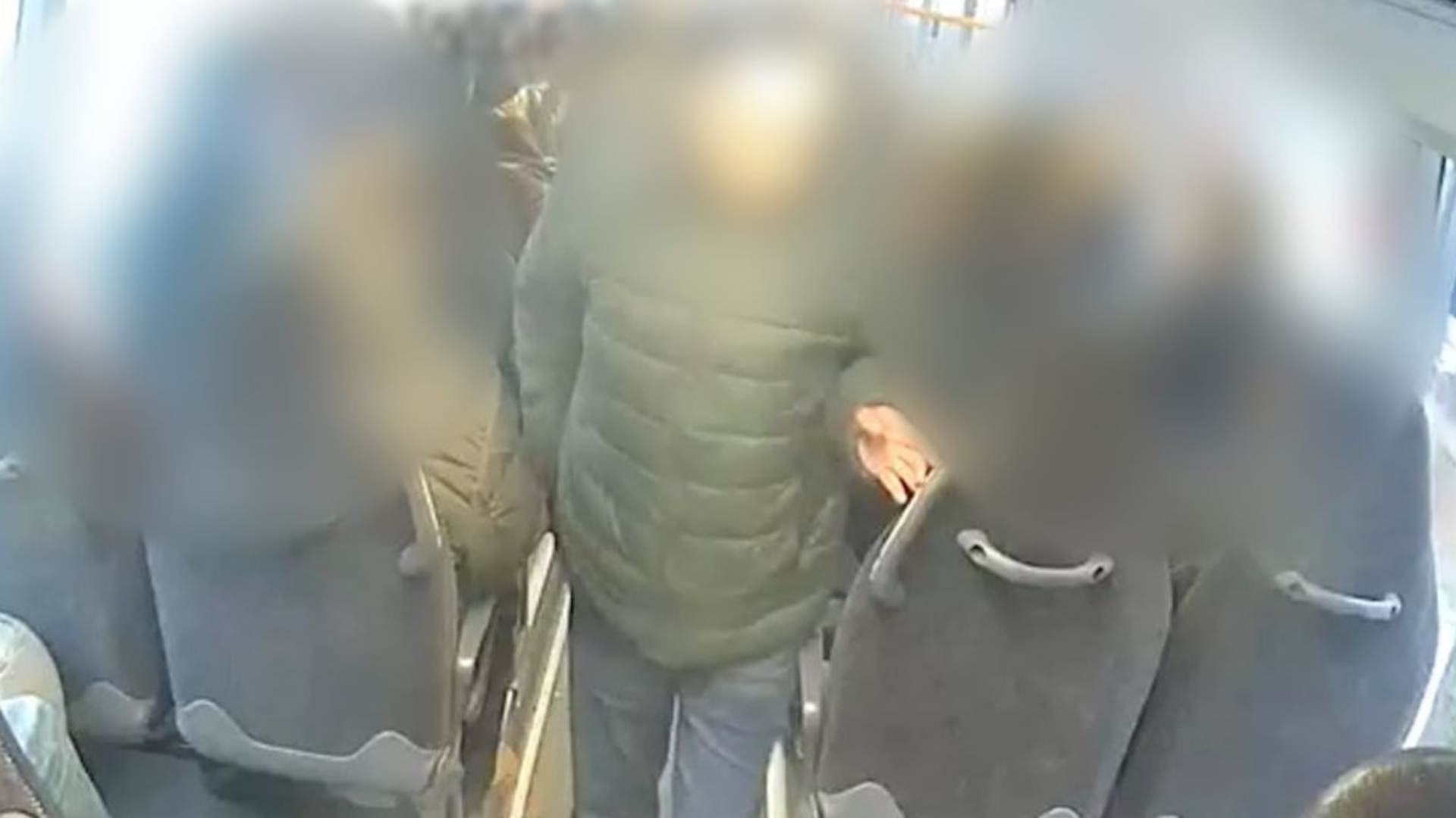 Vrouw (20) minutenlang betast in bus, politie zoekt aanrander en deelt beeld