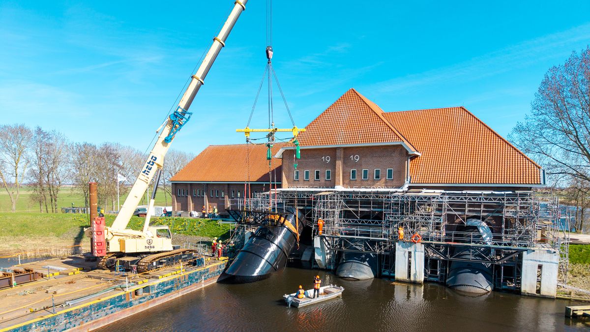 Eerste gerestaureerde buis terug in gemaal Stroink: 'Operatie geslaagd'