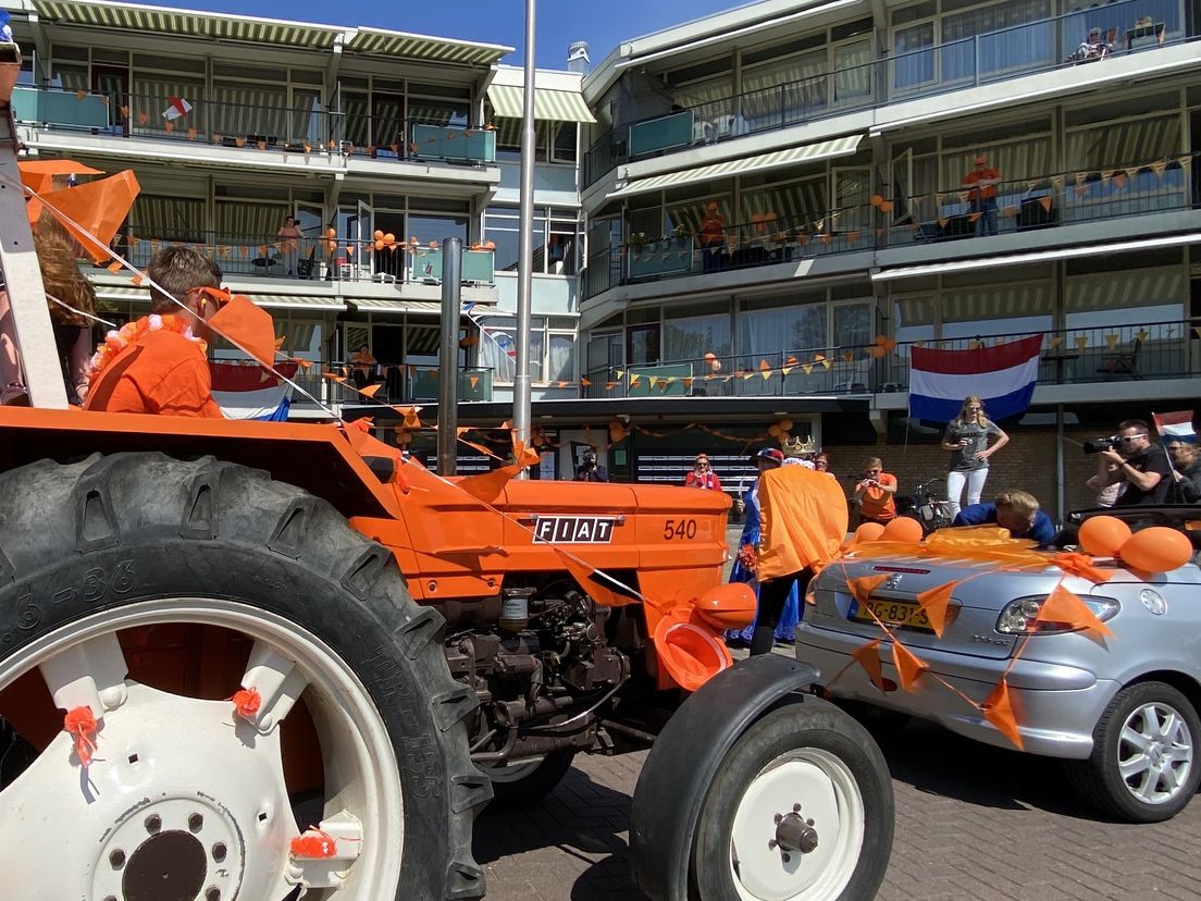 35 auto's, trekkers en vrachtwagens reden langs de flat