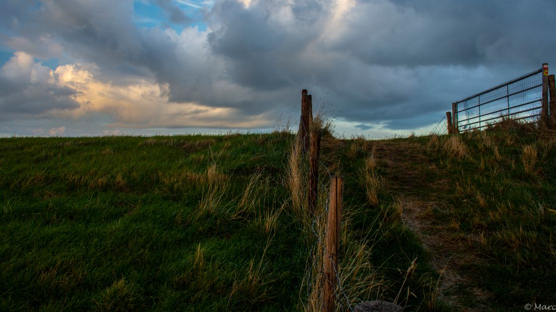 Donkere wolken aan de dijk bij Waarde