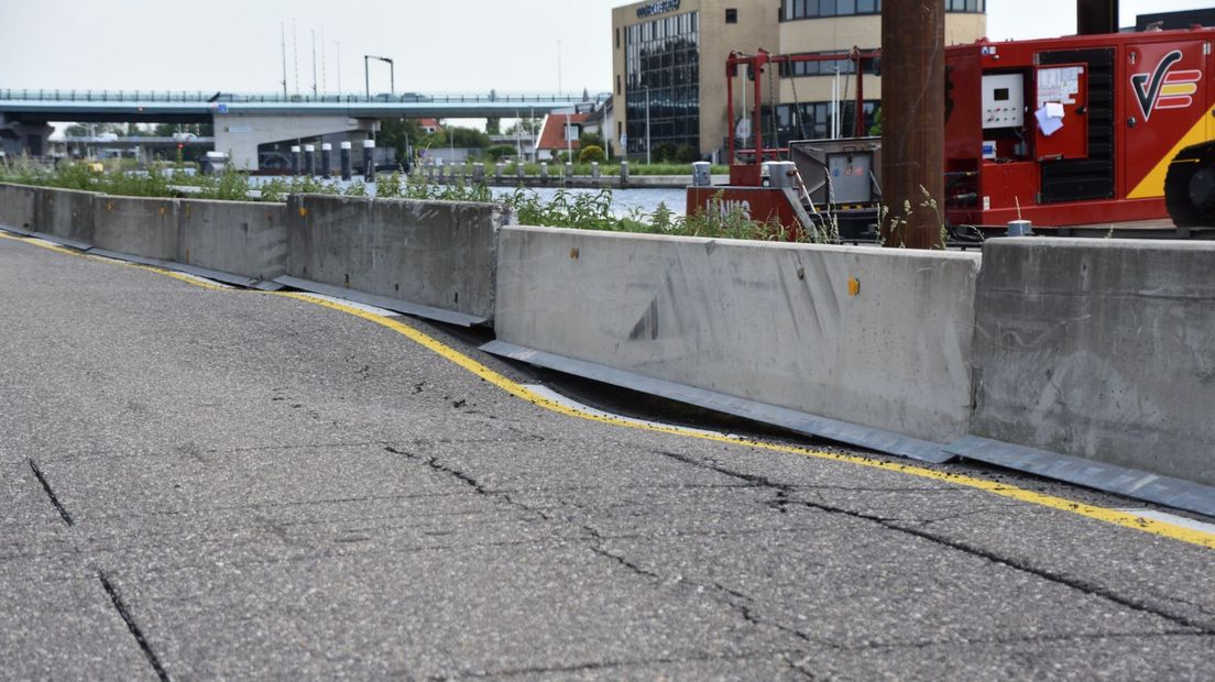 De grond onder de N207 begon te schuiven, waardoor er scheuren in het wegdek ontstonden