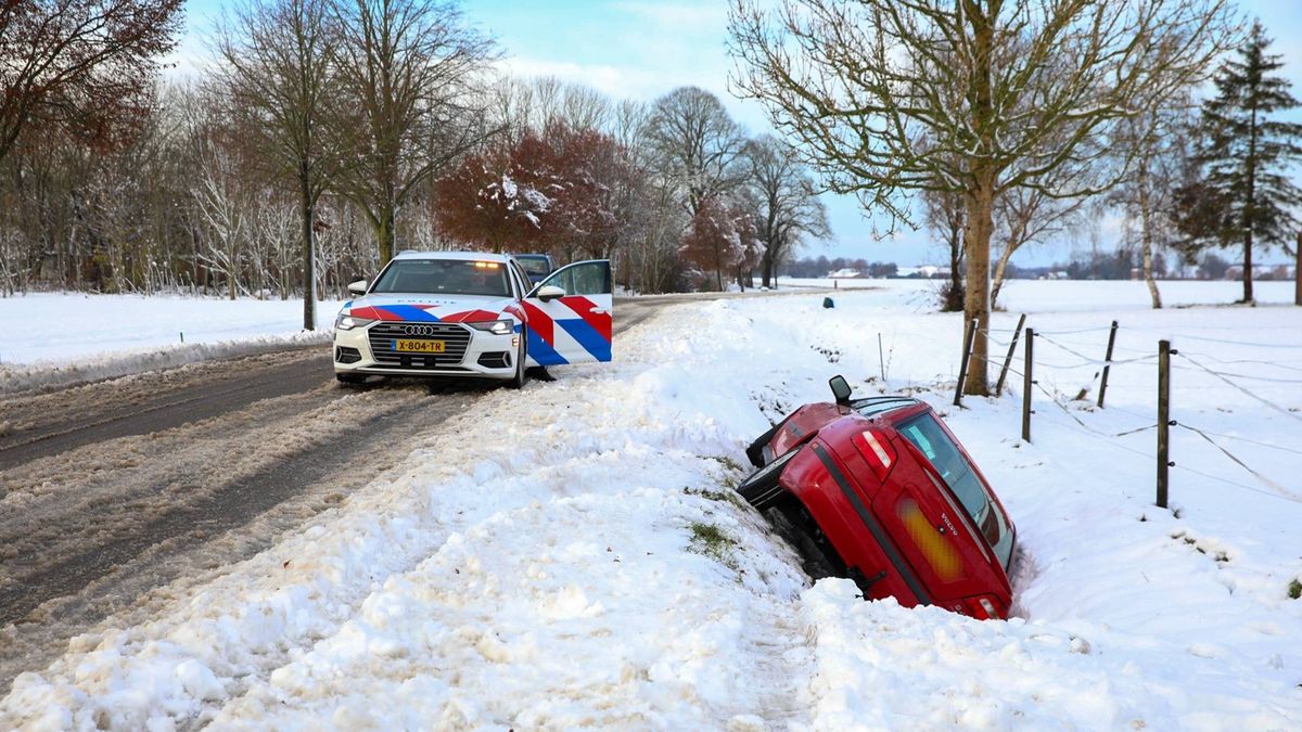 112-nieuws: Auto belandt op zijkant in greppel bij Beerta • Hinderlijk gedrag van omstander bij woni