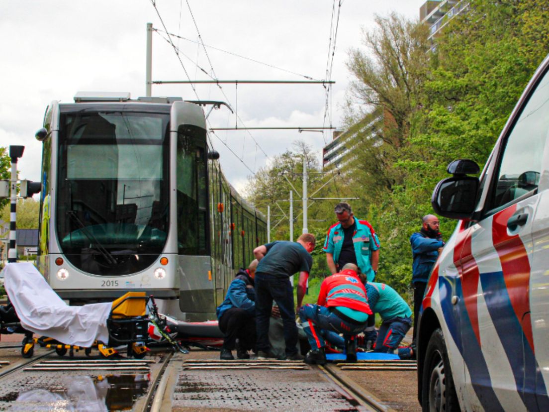 Ambulancepersoneel ter plaatse bij ongeluk tussen brommer en tram in Vlaardingen