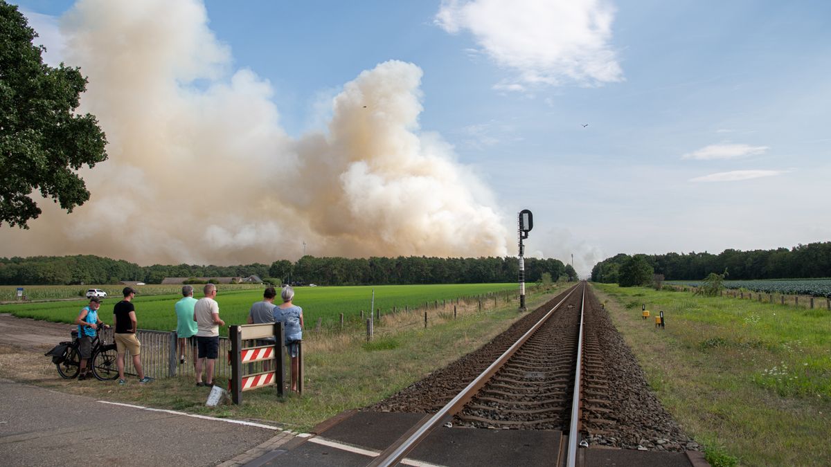 Brandweer blijft natuurgebied bewaken, treinverkeer naar Venray hervat
