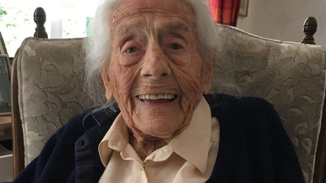 De 103-jarige Josephina 'Kieks' van der Borch van Verwolde bezocht vrijdag voor het eerst de plek waar haar broer Emile in de oorlog is doodgeschoten.
