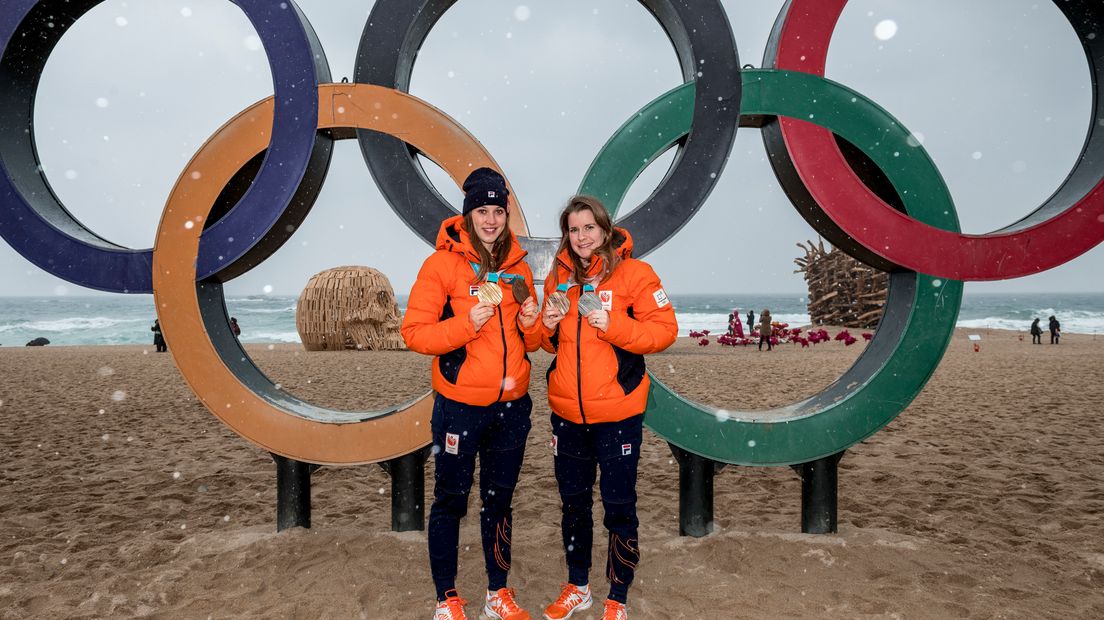 Suzanne Schulting (l)en Yara van Kerkhof tonen hun medailles