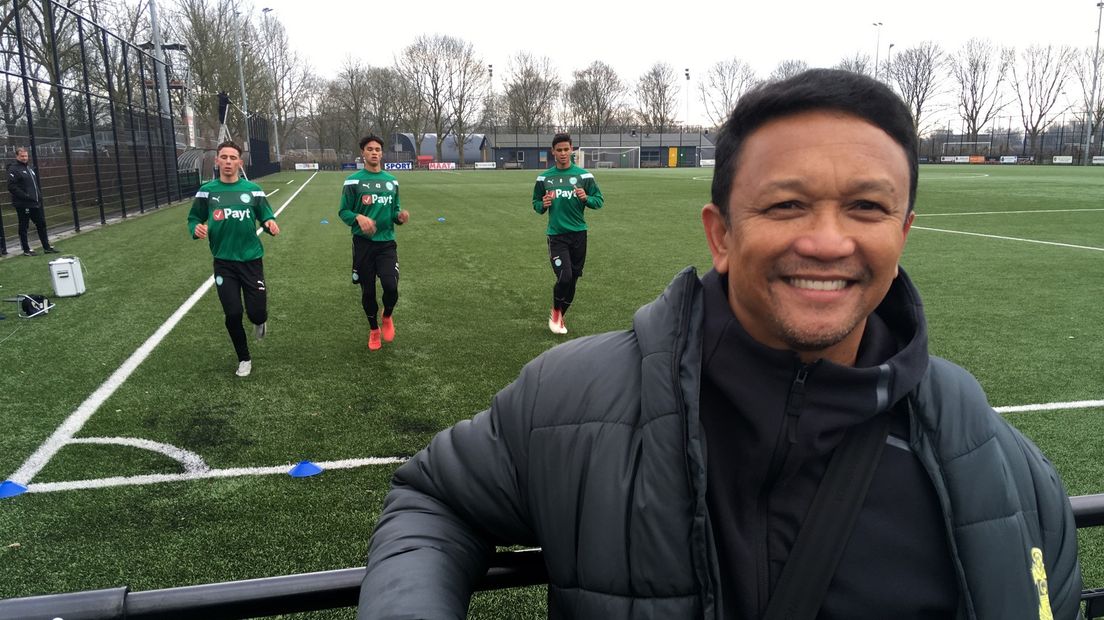 Fandi aan de rand van het trainingsveld van FC Groningen waar zijn zoons stage lopen