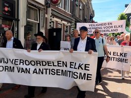 Hûnderten minsken by demonstraasje tsjin antysemitisme yn Dokkum