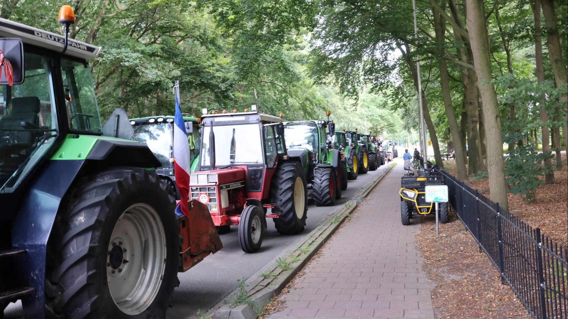 Boeren met trekkers de weg op in Renswoude