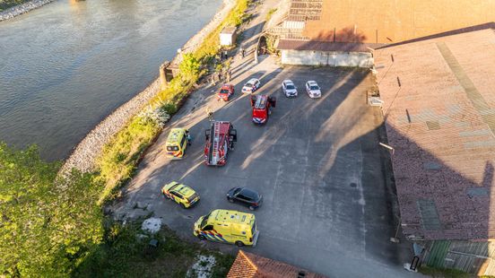 Twee personen te water na incident met opblaasbootje