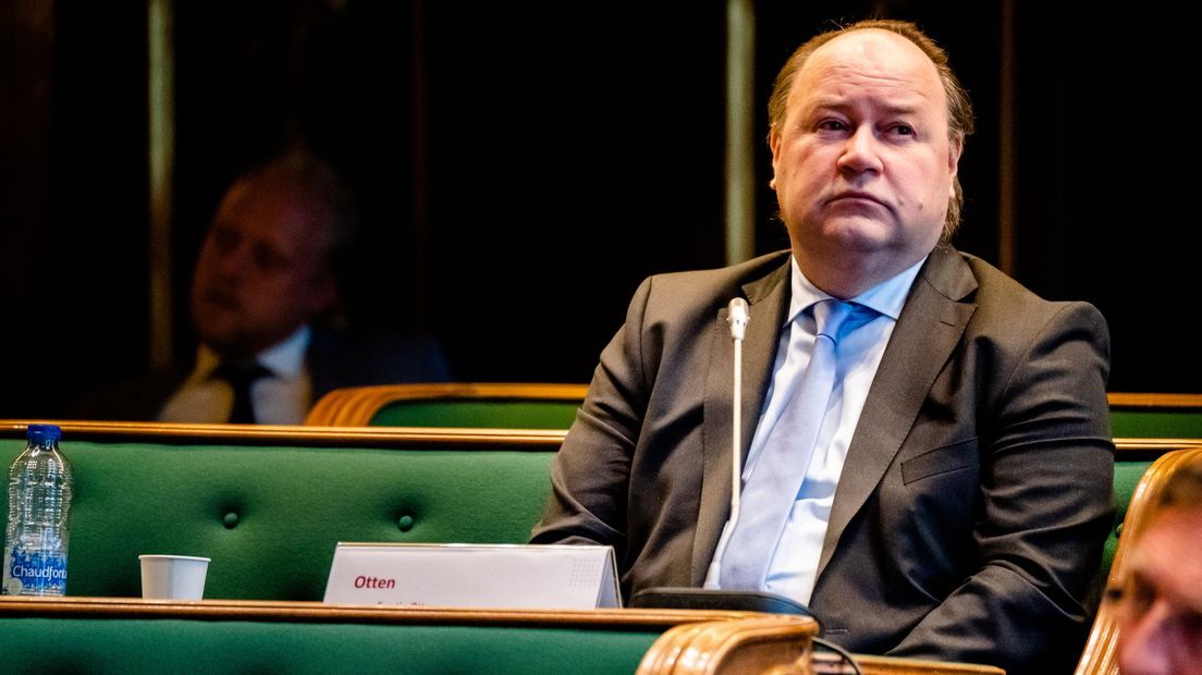 Henk Otten in de Eerste Kamer (Rechten: ANP / Bart Maat)