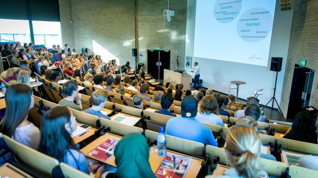 Volle collegezalen zullen er bij de start van het nieuwe studiejaar niet te zien zijn.