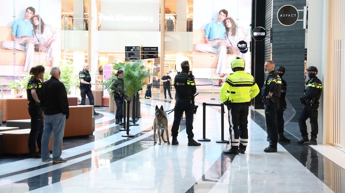 Veel politie bij de winkel in de Mall Of The Netherlands
