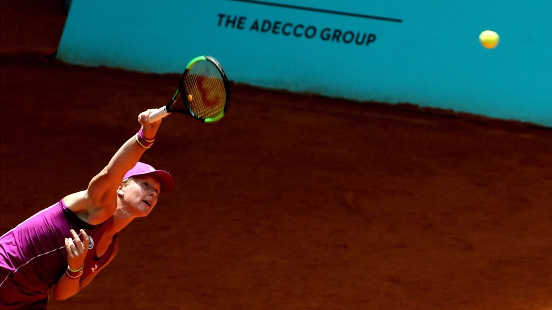 Kiki Bertens aan service in Madrid.