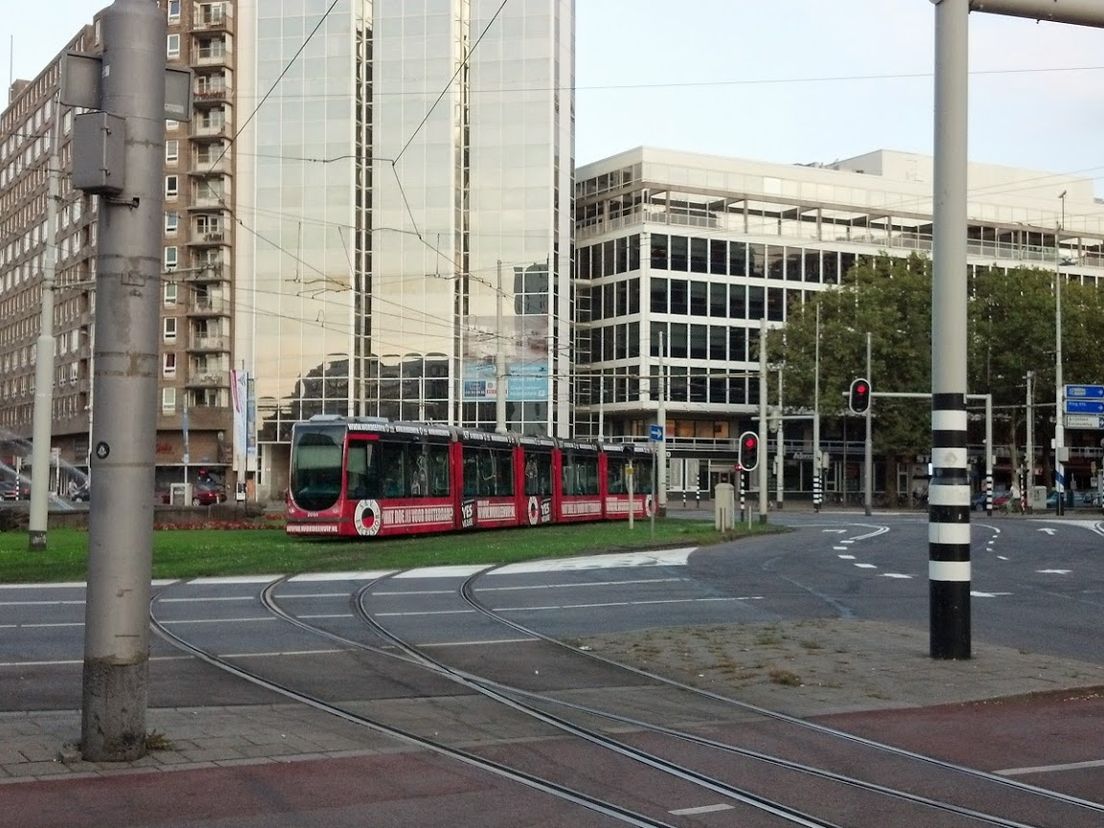 De Excelsiortram viel midden op het Hofplein stil