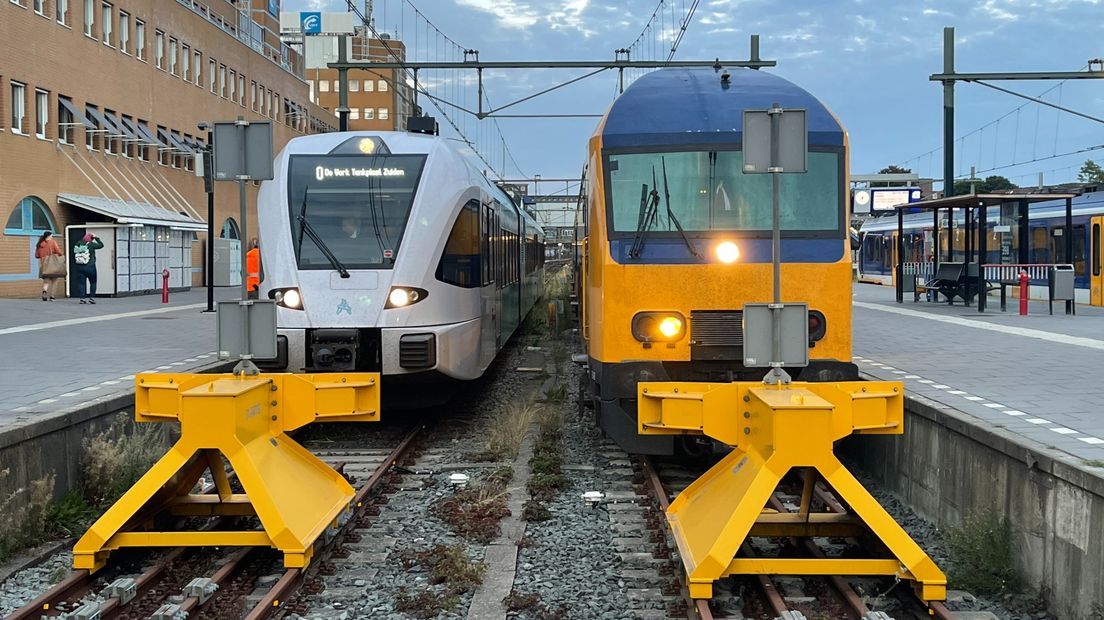 Een Arriva-trein en een NS-trein staan naast elkaar op station Groningen